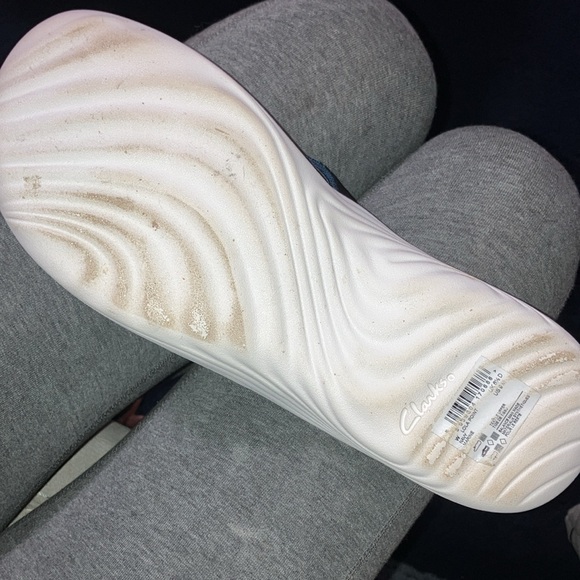 Women’s Clark’s cloud steppers flip flops - Picture 3 of 5